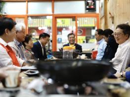 김동연, 추석 연휴 첫 날 전통시장 돌며 민생 현장 챙겨 “하반기 통큰세일에 20억 추경 추가 확보. 많은 도민이 전통시장 찾도록 하겠다” 기사 이미지