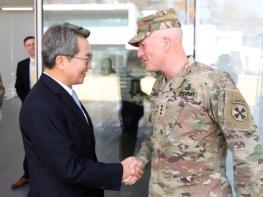 김동연 경기도지사, 조셉 힐버트 신임 미8군 사령관 만나 한미동맹 강화 위한 협력 약속 기사 이미지
