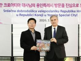 이상일 용인특례시장, 백남준아트센터 '불연속의 접점들' 개막식 참석  기사 이미지