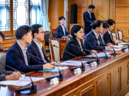 한성숙 국무총리, 데이터관계장관회의 주재…“공공데이터가 정부에서만 활용되서는 안 돼” 기사 이미지